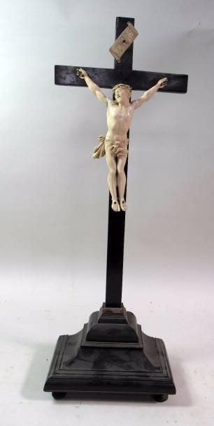 null Crucifix en bois noirci avec Christ en ivoire (fentes et manque un clou sur...