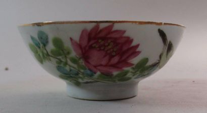 null Bol à thé en porcelaine à décor de roses et d'un proverbe chinois - Ht : 4 cm...