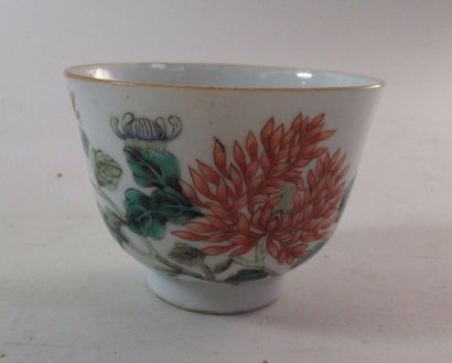 null Bol à thé en porcelaine à décor d'une pivoine et d'un papillon - Ht : 6 cm 