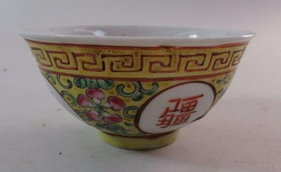 null Bol à thé en porcelaine à fond jaune parsemé de fleurs et de signes chinois...