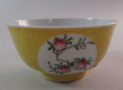 null Bol à thé en porcelaine à décor de fleurs roses sur fond jaune ciselé - Ht :...