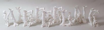 null Ensemble de neuf groupes en porcelaine blanche "lettres de l'alphabet" (accidents,...