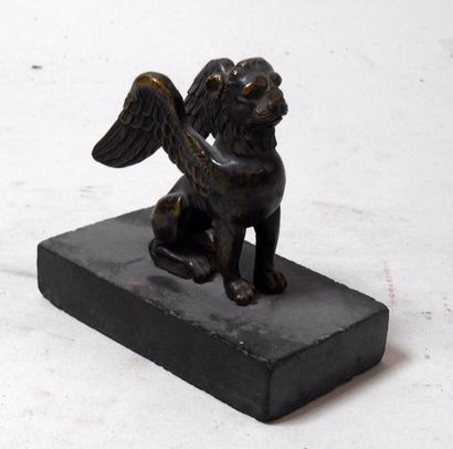 null Anonyme "Sphinx" Sujet en bronze à patine dorée sur socle en marbre noir - Ht...