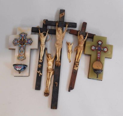 null Trois crucifix en os sculpté sur croix en bois - Epoque XVIIIe siècle (manques)...
