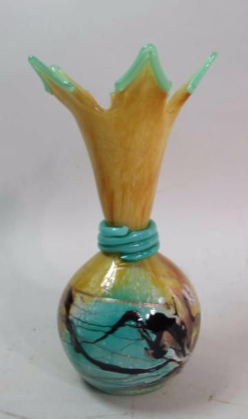 null DECOURE - Manufacture de BIOT - Vase "Jonquille" en verre de couleur jaune avec...