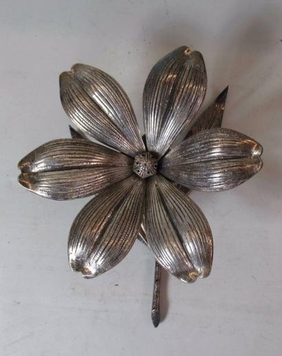 null Fleur avec pétales en métal argenté 