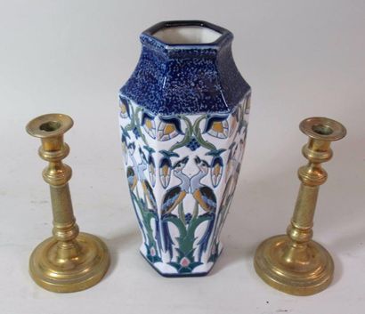 null Vase en céramique à décor d'oiseau - Ht : 36 cm Deux bougeoirs en laiton 