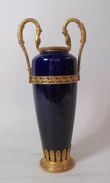 null Vase en porcelaine bleue, la monture en métal doré, les anses à décor de cols...