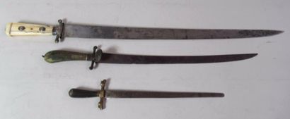 null Ensemble de dagues de chasse : A/ Couteau de chasse avec garde en bronze (poignée...