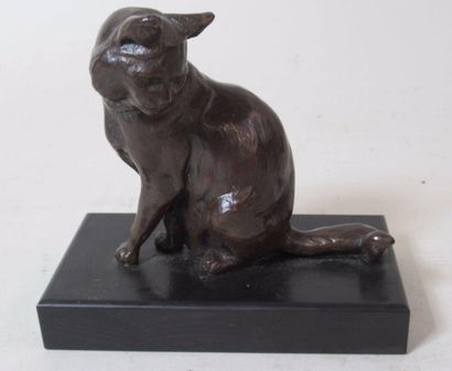 null Dans le goût de FREMIET "Chat assis" Epreuve en bronze à patine rouge sur socle...