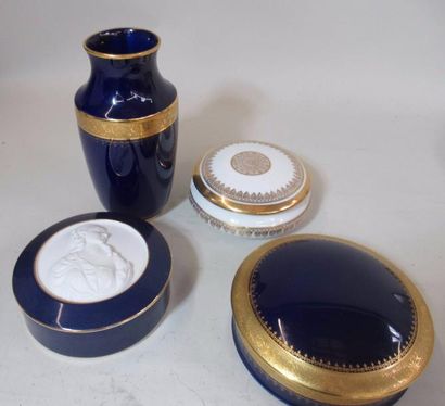 null LIMOGES : Quatre pièces en porcelaine à décor de fond bleu nuit ou blanc rehaussé...