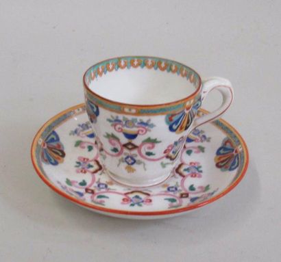 null Tasse et sous tasse en porcelaine anglaise à décor de lambrequins - MINTON marqué...