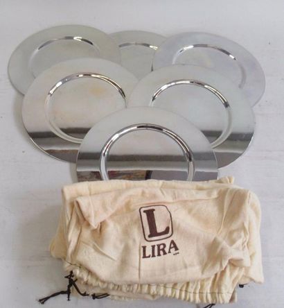 null LIRA : Ensemble de six plats ronds de service en métal argenté dans leur sacoche...