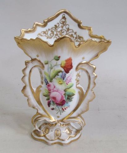 null Vase de mariée en porcelaine de Paris à décor d'une brassée de fleurs, rehauts...