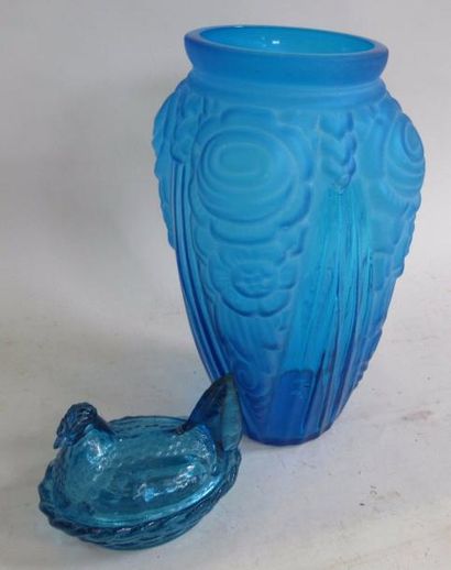 null Dans le goût de LALIQUE - Important vase en verre moulé de couleur bleu - Travail...