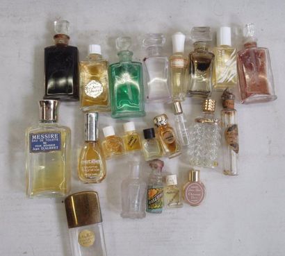 null Important lot de petits flacons de parfum en verre et cristal, certains entamés...