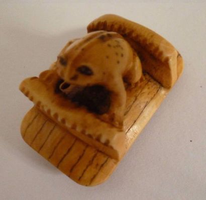 null Netsuke en ivoire finement sculpté d'une grenouille perchée sur une geta - Japon...