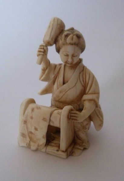 null Netsuke en ivoire bien sculpté d'une jeune femme et son fils battant du linge...