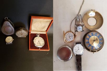 Lot de neuf objets dont : un chronomètre dans sa boîte, un petit réveil de marque...