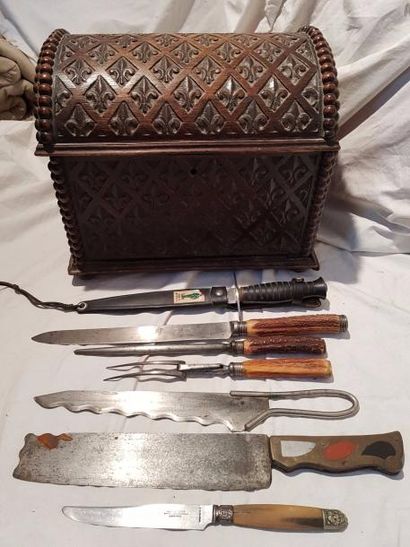 Dans un petit coffre en bois sculpté : un ensemble de couteaux et de ciseaux. (couvercle...