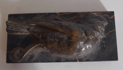Christophe FRATIN (1801-1864) "Oiseau gisant" Sujet en bronze à patine brune mordorée...