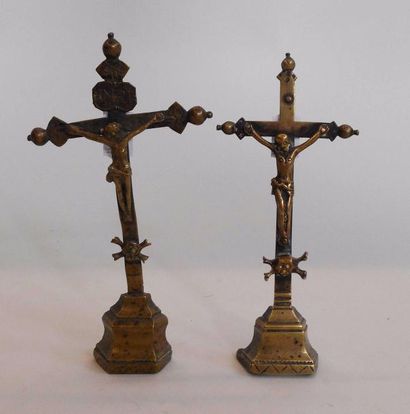 Deux petits crucifix en laiton - Epoque XVIIème et XVIIIème siècle - Ht : 14,2 et...
