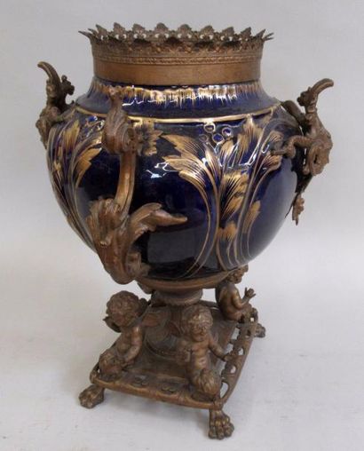 Cache pot en porcelaine bleue et or, monture en bronze doré H:45cm null