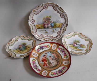 Ensemble de deux plats et paire d'assiettes en porcelaine polychrome null