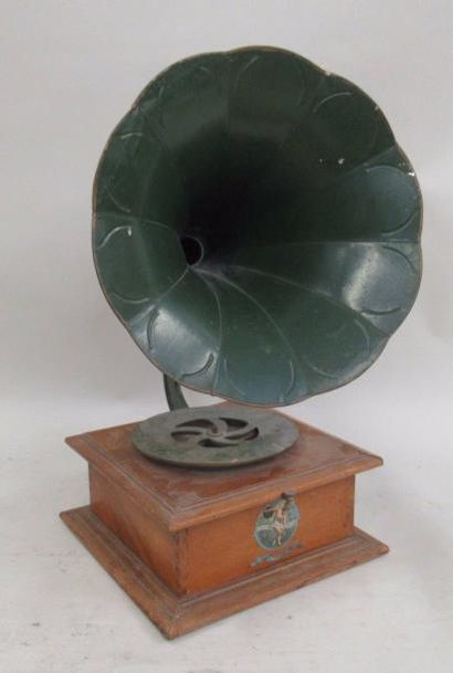 PATHE PHONE - Gramophone avec pavillon en tôle peinte verte, la caisse en bois -...