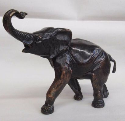Eléphant trompe levée en bronze à patine brune . Long: 25cm haut: 18cm null
