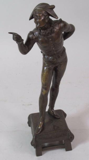 L. RAPHAEL (XIXe/XXe) "Arlequin montrant du doigt" Epreuve en bronze en patine brune...
