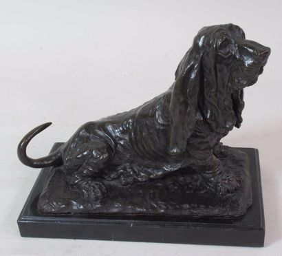 Ecole Française "Basset Hound assis" Epreuve en bronze à patine noire sur socle en...