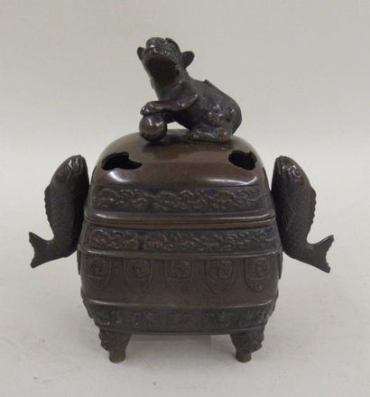 Brûle parfum en bronze à patine brune à décor d'un chien de Fô et de deux poissons...