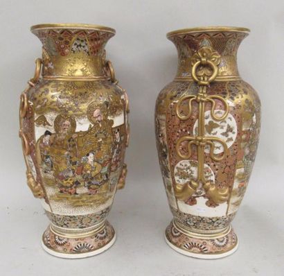Paire d'importants vases en porcelaine de SATSUMA, les anses à décor d'anneaux en...