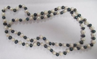 Très long collier de 120 perles de culture d'eau douce blanches et noires 8/11 mm...