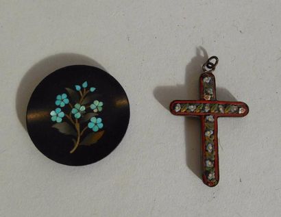 Croix pendentif à décor en micro mosaïques de fleurs et de feuilles - Italie, XIXe...