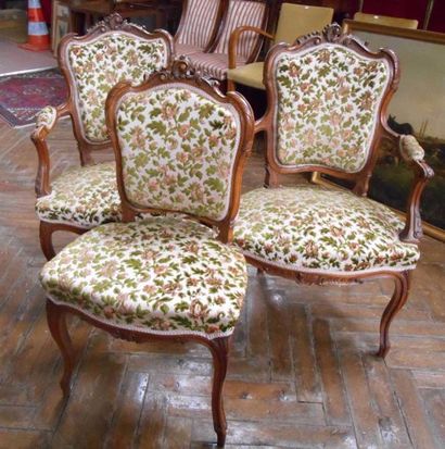 Deux fauteuils et une chaise Style Louis XV null