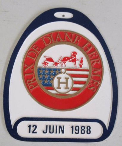 Plaque "Prix de Diane HERMES" du 12 Juin 1988 en métal peint - Porte une étiquette...