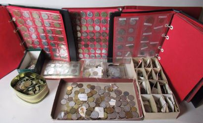 null Lot de trois classeurs de monnaies françaises et étrangères + boîtes de pièces....