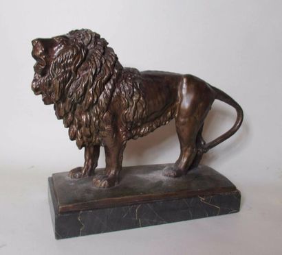 null Albert WOLFF (attribué à) : Grand lion rugissant. XIXe siècle. Sculpture en...