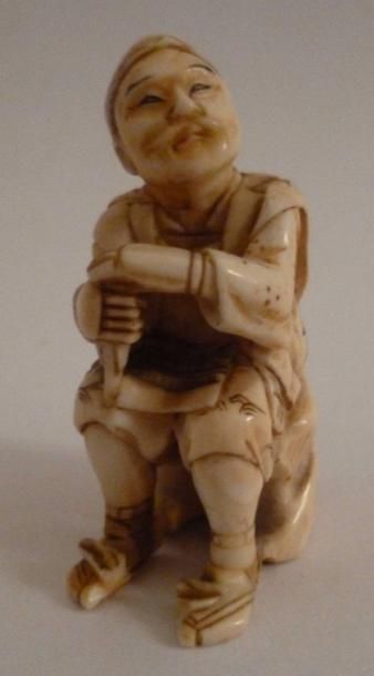 null Netsuke en ivoire bien sculpté d'un Daïmio se reposant assis sur une souche...