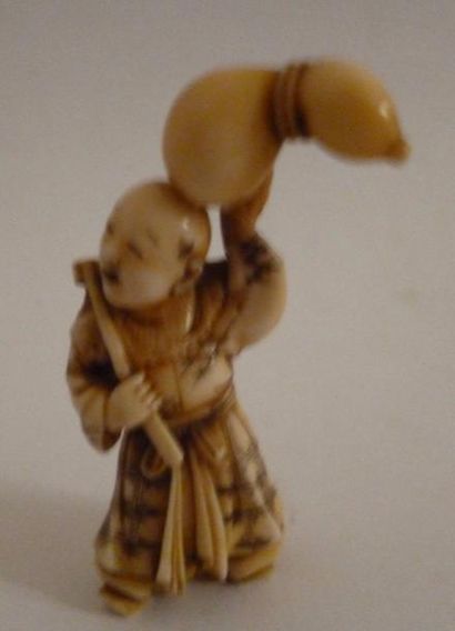 null Netsuke en ivoire très finement sculpté d'un enfant dansant et soulevant une...