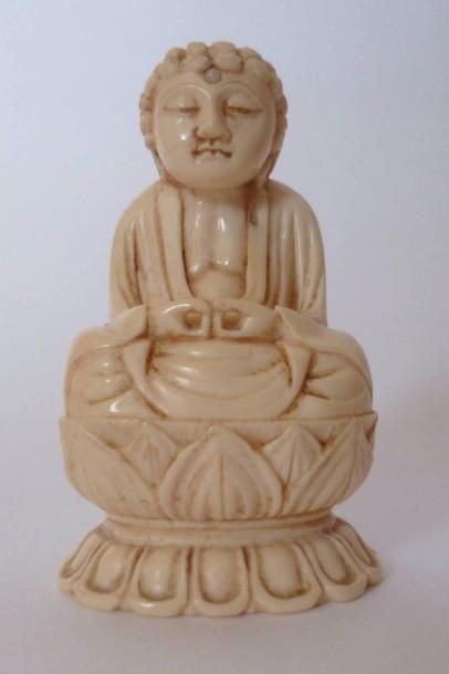null Okimono en ivoire bien sculpté de Bouddha Amida assis sur le lotus exprimant...