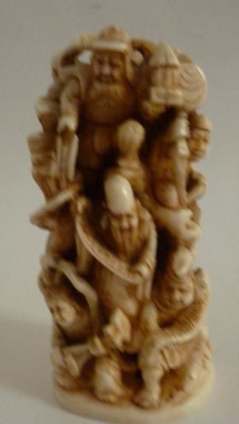 null Okimono en ivoire bien sculpté de dieux du bonheur et musiciens rassemblés sur...