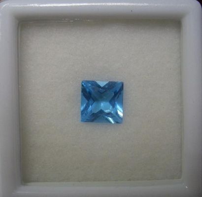 null Topaze bleue taille carré 2.65 cts.Dimensions : 8.09 x 8.09 x 4.88 mm 