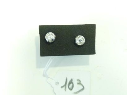 Paire de clous d'oreilles en or gris 18K (750/oo) sertis chacun d'un diamants taille...