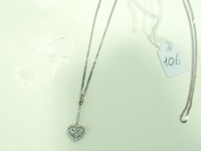 Pendentif en or gris 18K (750/oo) centrée d'un coeur composé d'un diamants taille...