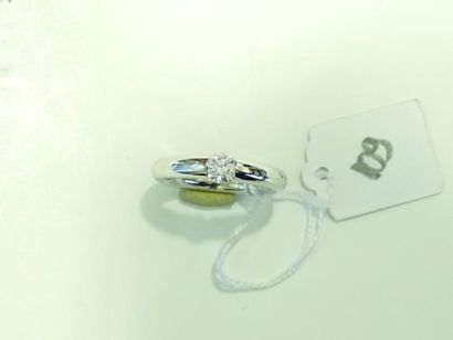 Anneau rond en platine (850/oo) serti d'un diamant taille brillant pesant 0,33 ct....