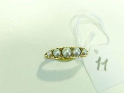 Bague Jarretière ancienne en or jaune 18K (750/oo) ornée d'une ligne de demi perles...