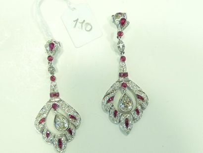 Paire de pendants d'oreilles en or gris 18K (750/oo) sertis de rubis calibrés, de...